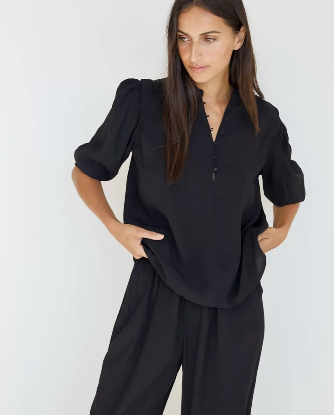 YERSE Flowy Mao-Neck Shirt Black